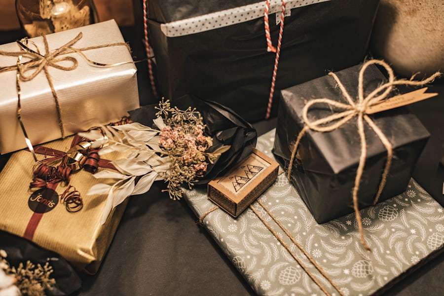 Kotak hadiah dengan pita berwarna