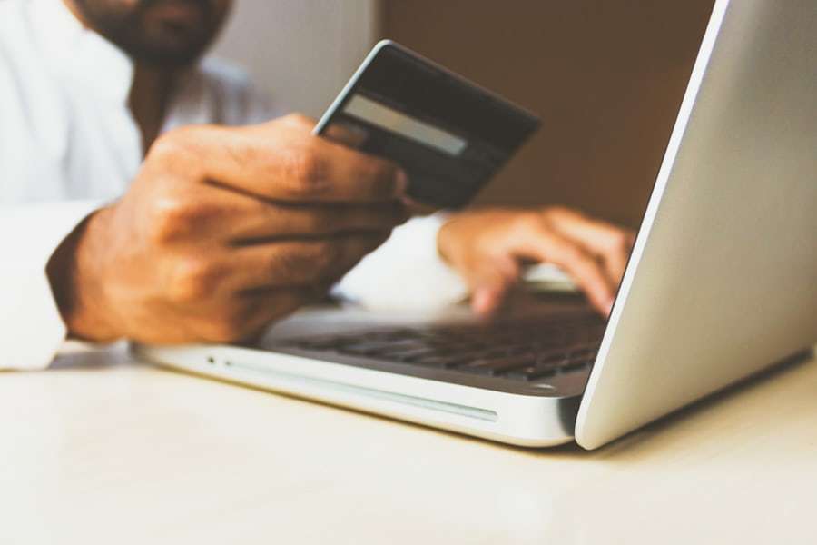 Berbagai kartu dan ponsel untuk pembayaran digital