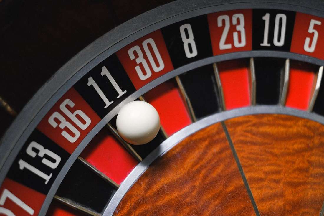 Roda roulette dengan bola di atasnya