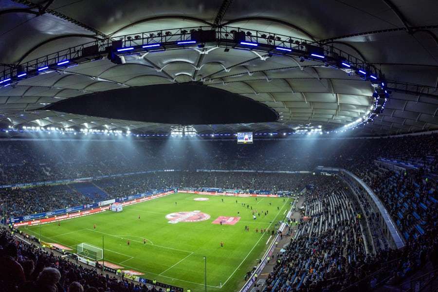 Bola dan perlengkapan olahraga di lapangan