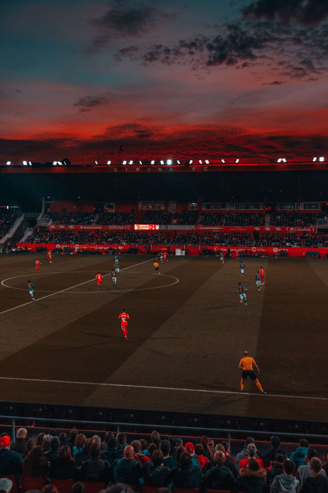 Stadion menyala malam hari sebelum pertandingan