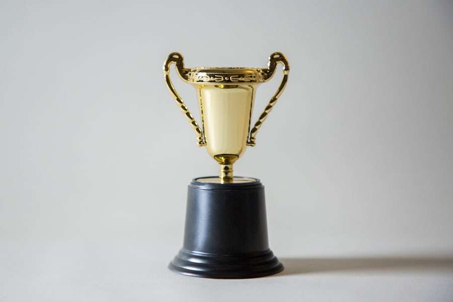 Piala emas di atas meja